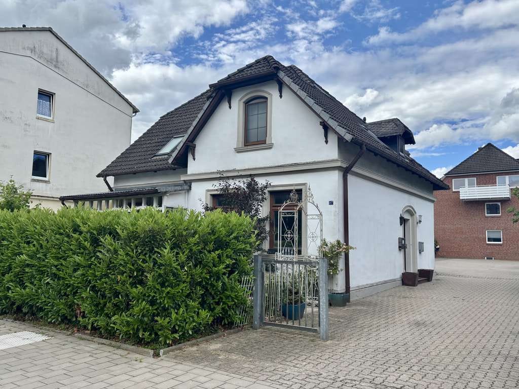 Immobilie in Bad Bramstedt - Bezugsfreie Eigentumswohnung über zwei Ebenen mit Gartenanteil und Carport (provisionsfrei). - Bild 1