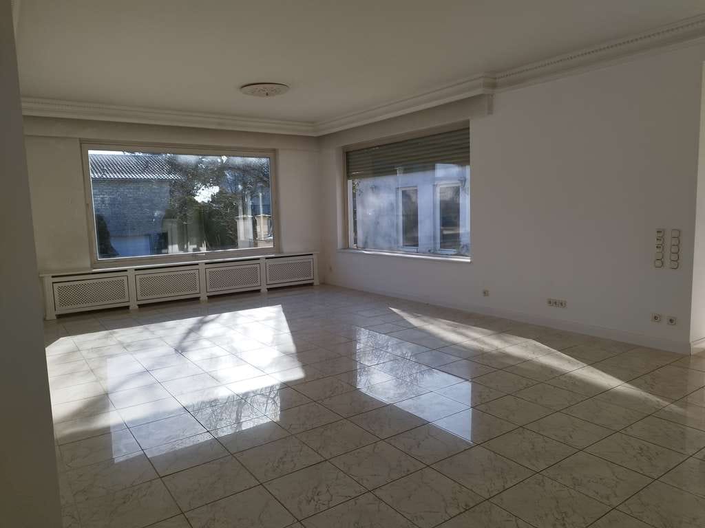 Immobilie in Hochheim - HOCHHEIMER BESTLAGE: AUSSERGEWÖHNLICHER UND GROSSZÜGIGER BUNGALOW - Bild 1