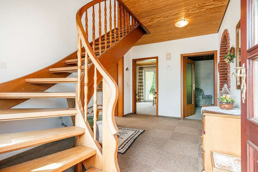Immobilie in Esens - Sackgassenlage in Esens: Geräumiges Wohnhaus mit Blick ins Grüne - Bild 1