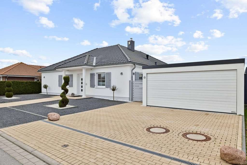 Immobilie in Hasselberg - Ankommen, Aufatmen, Wohlfühlen – hochwertiger Bungalow in Ostseenähe - Bild 1