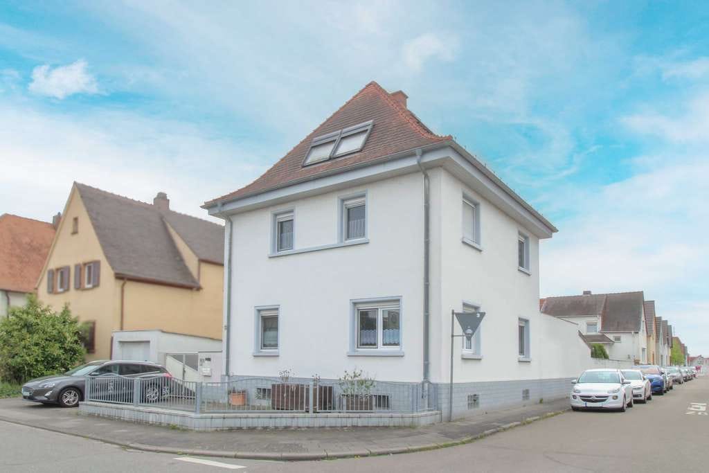 Immobilie in Haßloch - Greifen Sie zu! Gepflegtes Einfamilienhaus samt Garten, Garage und 2 Freistellplätzen in Haßloch - Bild 1
