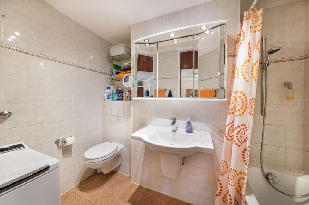 Immobilie in Neuried - Neuried: Großzügige 4-Zimmer-Wohnung mit Balkon, Aufzug und Entwicklungspotenzial - Bild 3