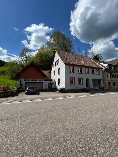 Immobilie in Gutach (Schwarzwaldbahn) - Charmantes Einfamilienhaus im Schwarzwald mit Ausbaupotential - Bild 0