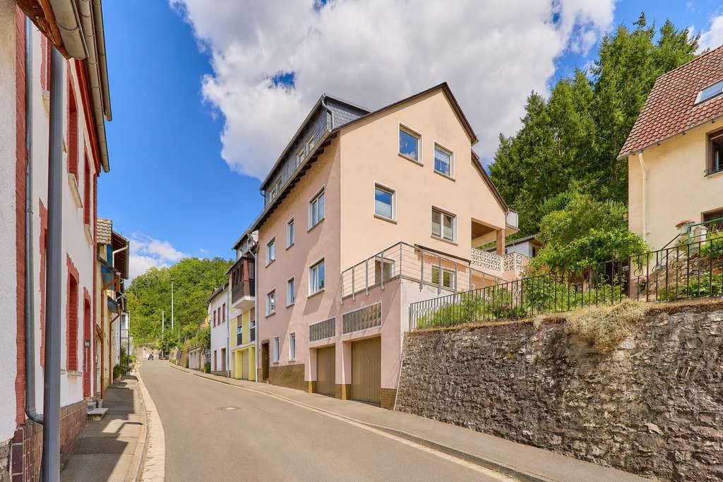 Immobilie in Rüdesheim am Rhein - Gepflegtes Dreifamilienhaus mit Doppelgarage und Panoramablick im Rheingau - Bild 1