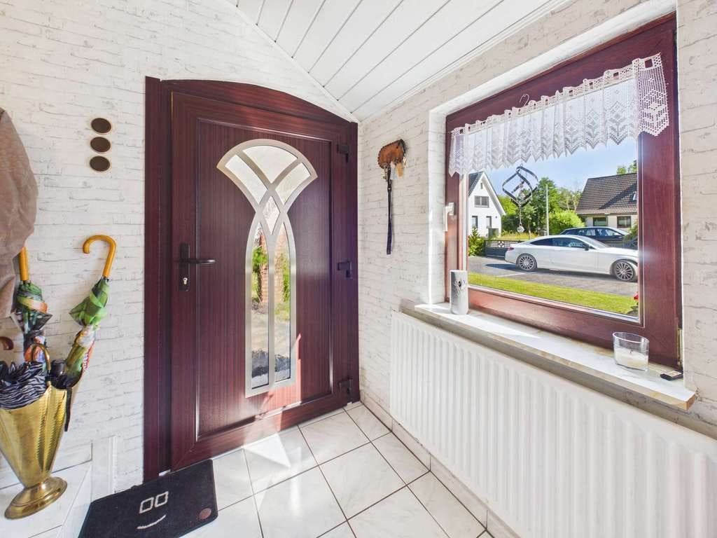 Immobilie in Schiffdorf - Großzügiges Wohnen mit Perspektive – Charmantes Zweifamilienhaus auf traumhaftem Grundstück - Bild 1