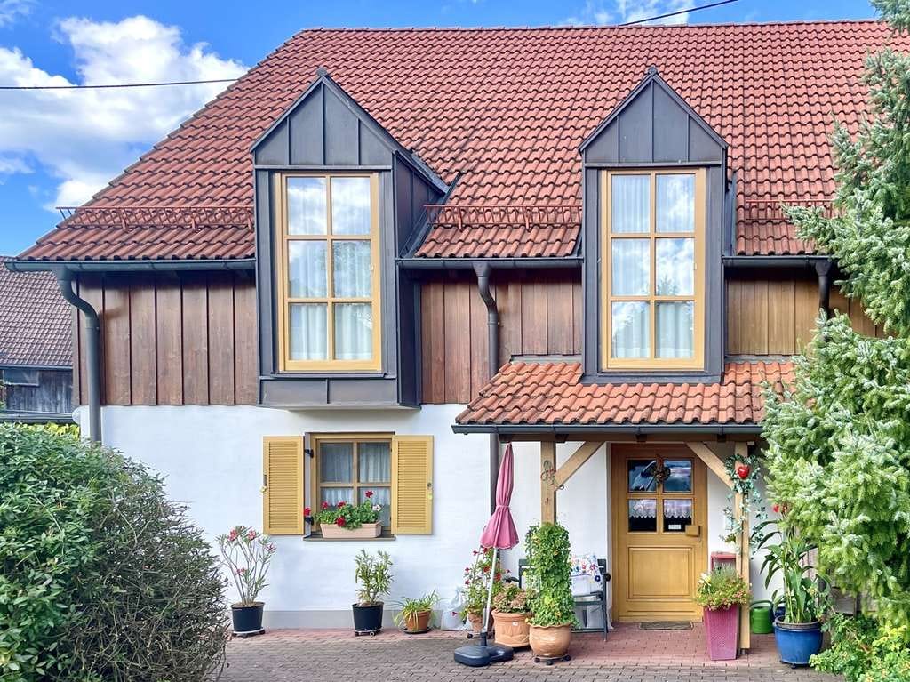Immobilie in Bobingen - 2-Familienhaus mit Ferien-Wohnungen, DG-Ausbau vorbereitet, 3er Carport und 4 STP in Waldberg kaufen - Bild 2