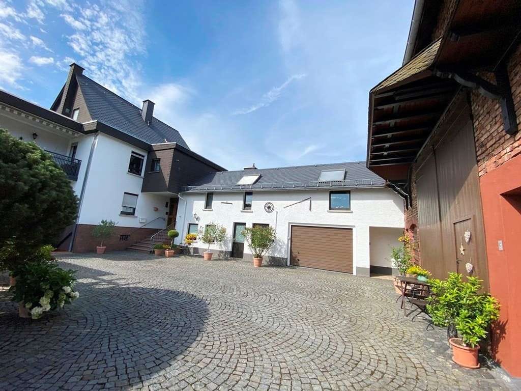 Immobilie in Ehringshausen - Welch ein Anwesen.......! Großräumig Wohnen oder Wohnen und Arbeiten kombinieren - Bild 1
