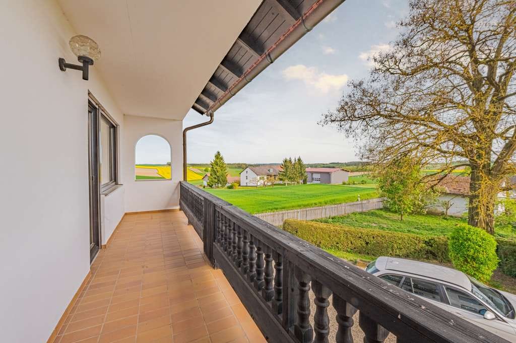 Immobilie in Leiblfing - Charmantes Einfamilienhaus mit Hof, Scheune und großzügigem Grundstück in Leiblfing-Schwimmbach - Bild 2