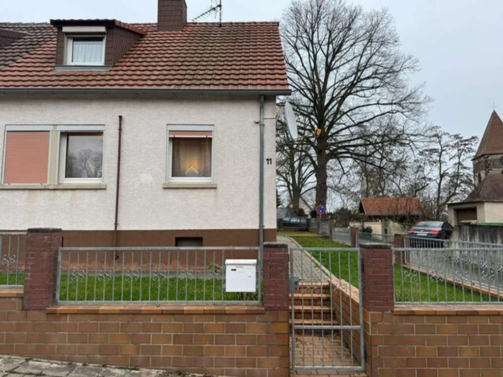 Immobilie in Obrigheim (Pfalz) - Vermietete Doppelhaushälfte mit großem Grundstück & Baureserve - Bild 0
