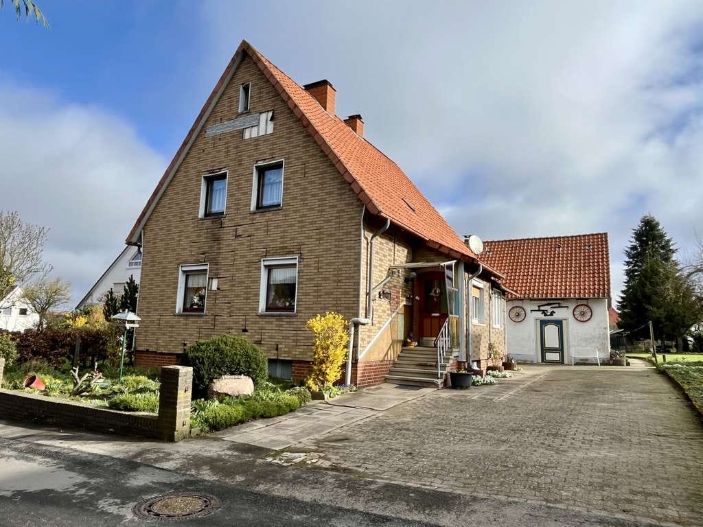 Immobilie in Bad Münder am Deister - Freistehendes Einfamilienhaus mit Einliegerwohnung und großem Grundstück im idyllischen Bakede - Bild 0