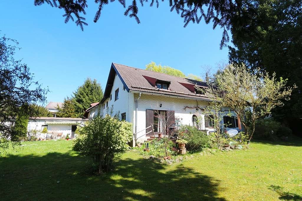 Immobilie in Starnberg - !! RARITÄT am SEE !! idyllisches JUWEL * 4-Zimmer-Dachgeschosstraum * Balkon und Gartennutzung * - Bild 1
