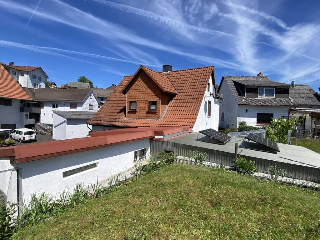 Immobilie in Mücke - Familienglück - gepflegtes Einfamilienhaus in Nieder-Ohmen mit begehrter Bahn-Haltestation! - Bild 1