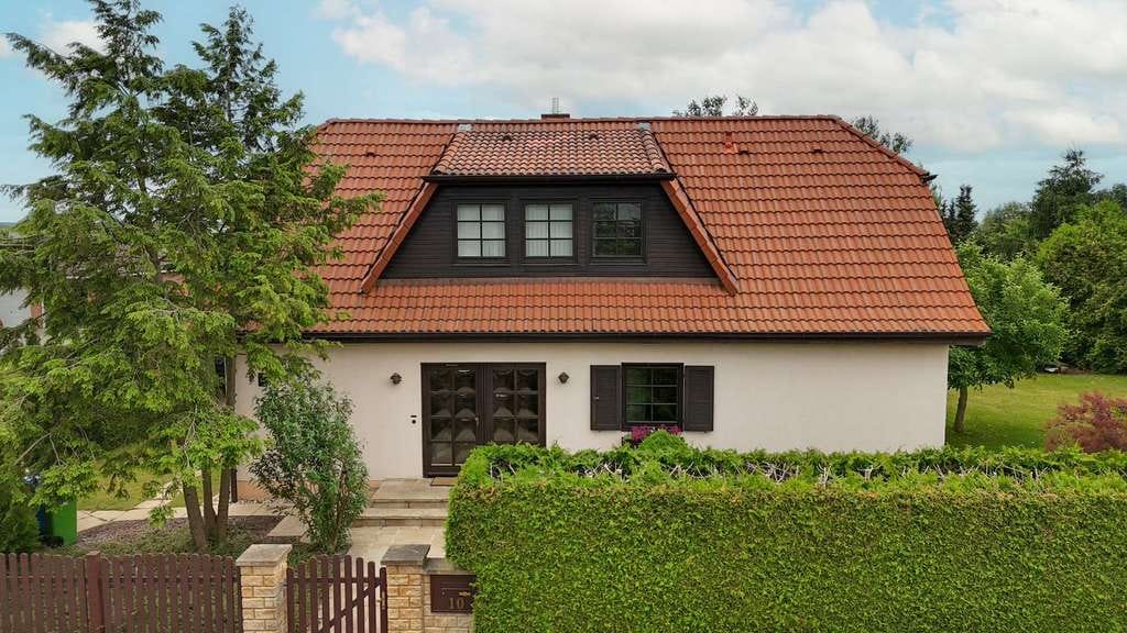 Immobilie in Altlandsberg - Exclusives Einfamilienhaus in begehrter Grünlage, Keller, Kamin, Sauna und Traumgarten - Bild 2