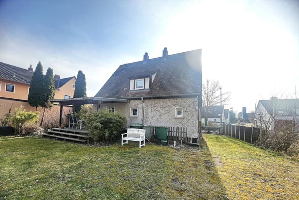 Immobilie in Roth - Hier ist es - Ihr Haus mit viel Charme auf einem tollen Grundstück für die ganze Familie! - Bild 1