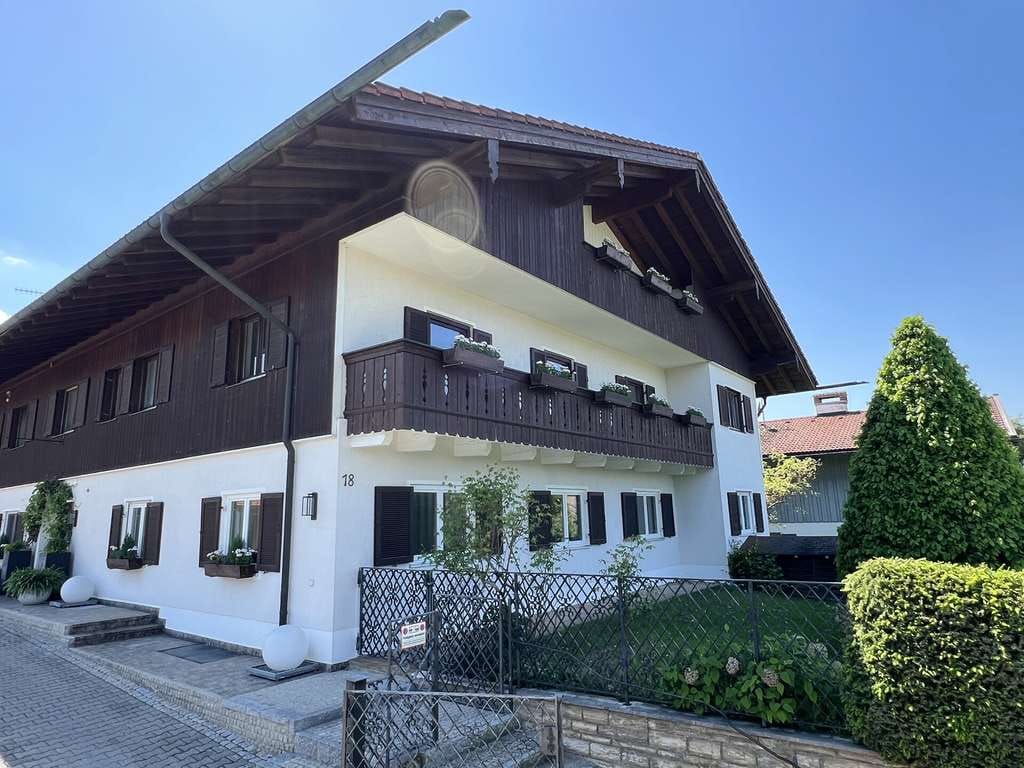 Immobilie in Reichersbeuern - TOP ausgestattete 4-Zimmer-Erdgeschosswohung mit Gartenanteil und Westbalkon! - Bild 0