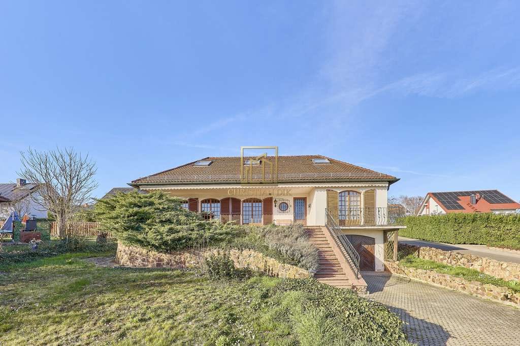 Immobilie in Monsheim - Christian Dik Immobilien/ Einfamilienhaus mit architektonischen Charakter im französischen Stil - Bild 1