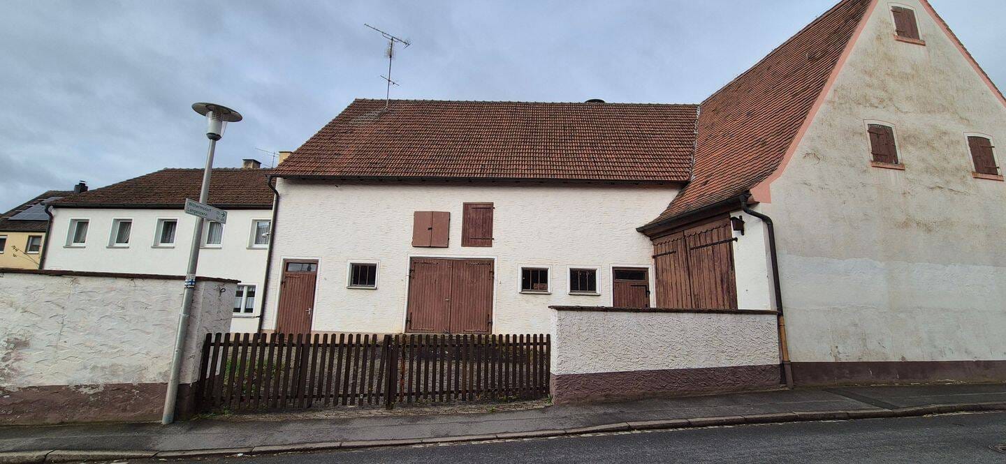 Immobilie in Veitsbronn - Charmantes Bauernhaus mit großem Potenzial und vielseitigen Nutzungsmöglichkeiten, Scheunen, Garagen - Bild 1