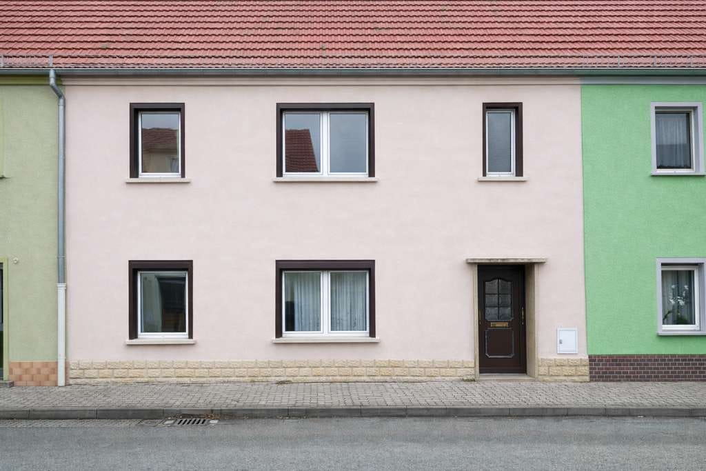 Immobilie in Hohenmölsen - Solides Reihenmittelhaus mit Modernisierungspotenzial und sonnigem Südgarten - Bild 0