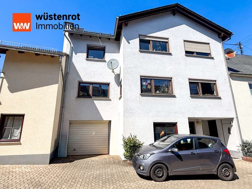 Immobilie in Weisel - Vielseitiges Zweifamilienhaus mit Garage & Doppelgarage in ruhiger Lage von Weisel - Bild 1