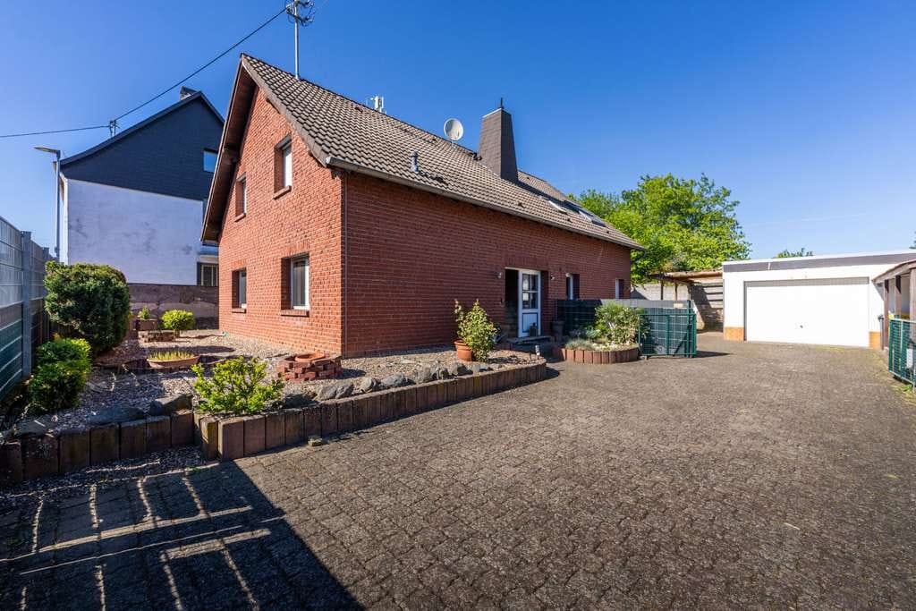 Immobilie in Brohl-Lützing - 133 m² Familienglück: Einfamilienhaus mit Garten, Hof & Garage - Bild 0