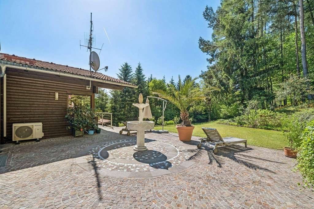 Immobilie in Rettenbach - Landhaus in Rettenbach (nahe Wien) – Absolute Alleinlage mit 18.200 m² Eigengrund, Wald und Badeb - Bild 4