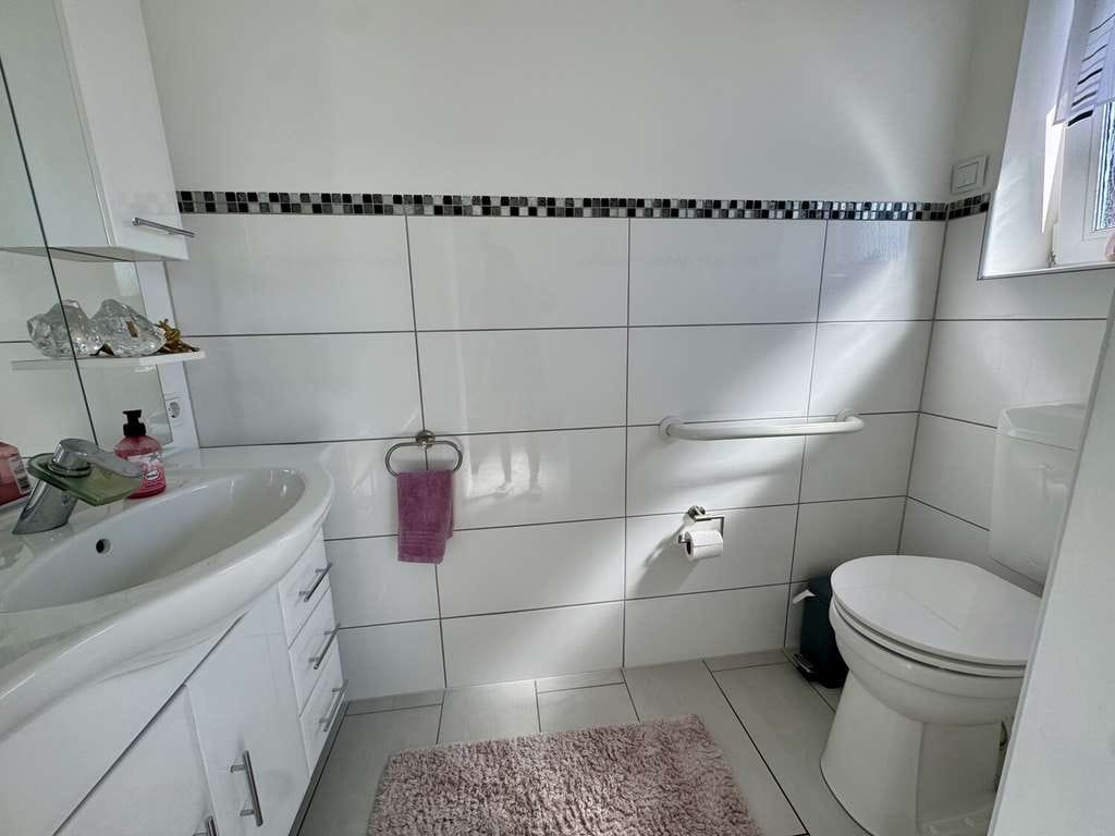 Immobilie in Hollern-Twielenfleth - Zweifamilienhaus mit grüner Oase in ruhiger Lage - Bild 2