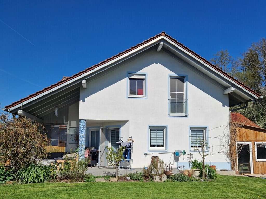 Immobilie in Arnstorf - *Blick ins Grüne*
Solides Einfamilienhaus mit Doppelgarage & Sommerhütte in idyllischer Waldrandlag - Bild 1