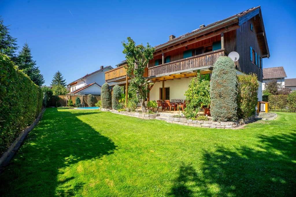 Immobilie in Forstinning - Ihr neues Zuhause - großzügiges Zweifamilienhaus, PV-Anlage, Pool und 3 Garagen - Bild 1