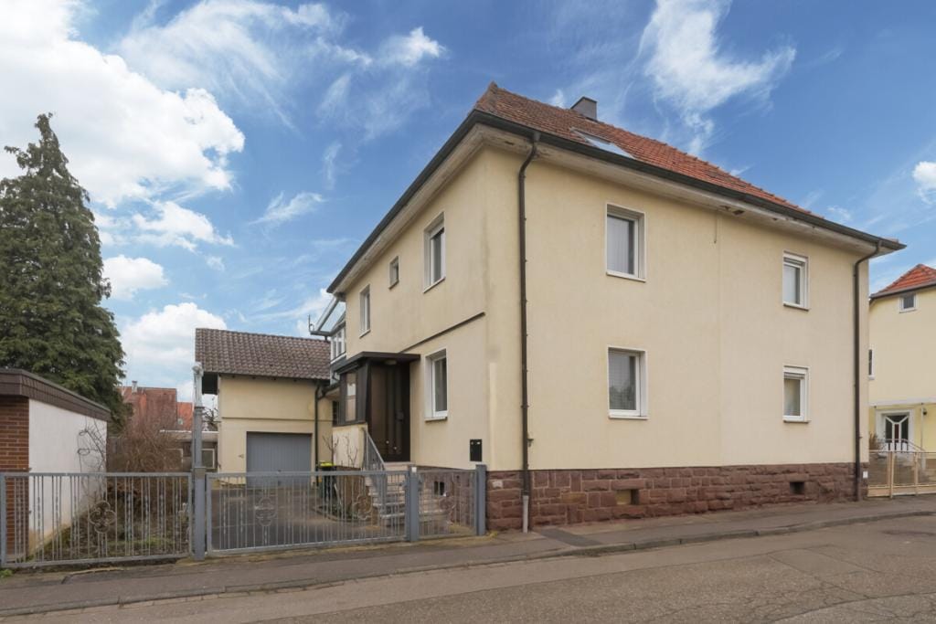Immobilie in Königsbach-Stein - Viel Platz für Familie & Ideen - Doppelhaushälfte mit Wintergarten und Nebengebäude! - Bild 0