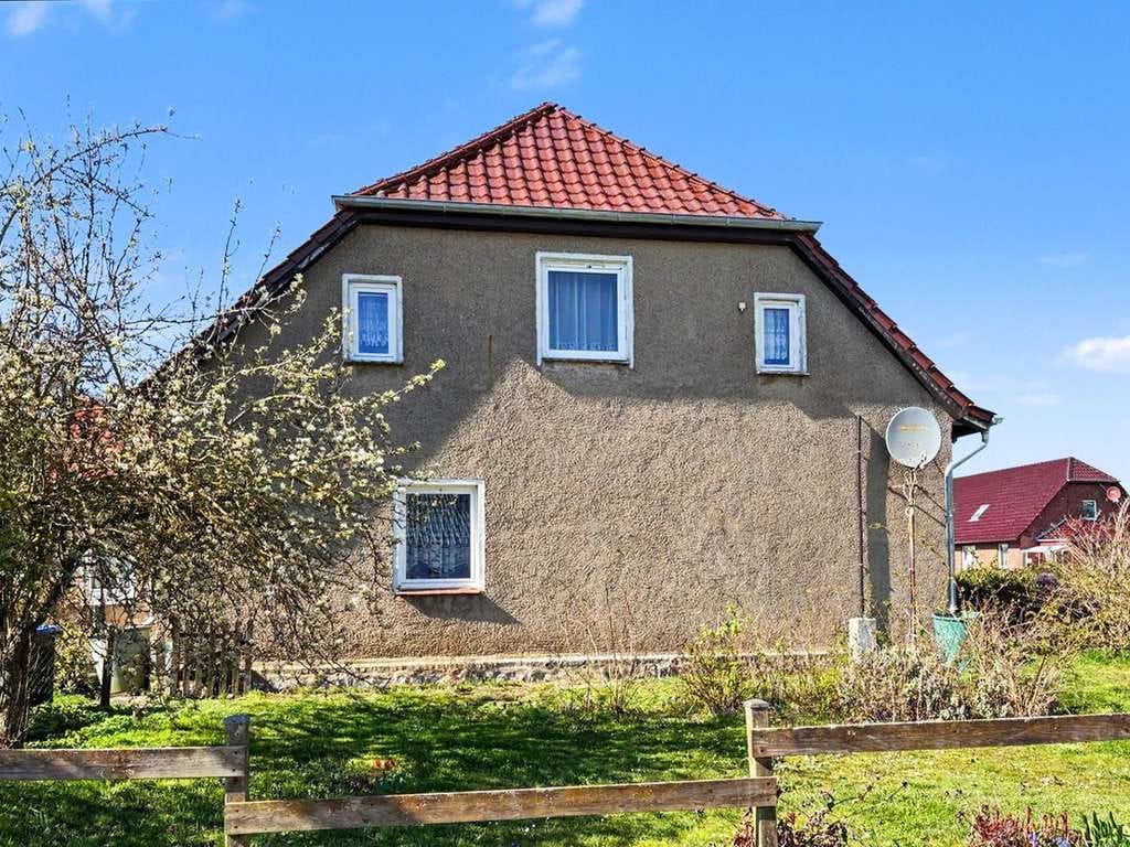 Immobilie in Dummerstorf - Sanierbare Doppelhaushälfte auf großem Grundstück in familiärer Umgebung von Prisannewitz - Bild 1