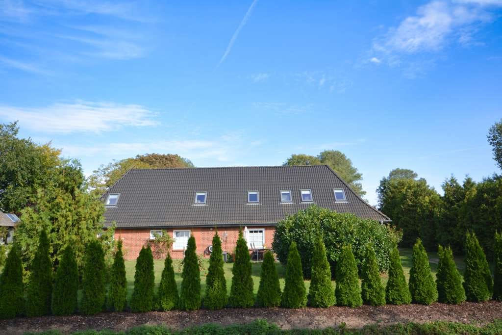 Immobilie in Lensahn - Dreifamilienhaus mit Großgarage, Nebengebäude und großem Grundstück - Bild 2