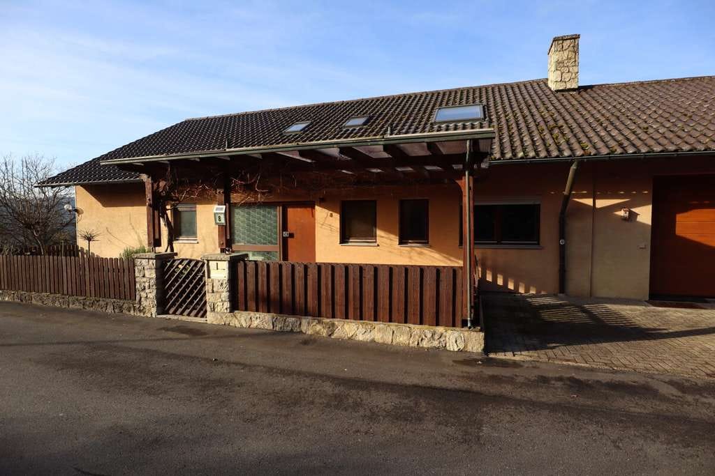 Immobilie in Ingelfingen - Großzügiges Einfamilienhaus mit vermieteter Einliegerwohnung, Garagen & naturnaher Ruhelage - Bild 0