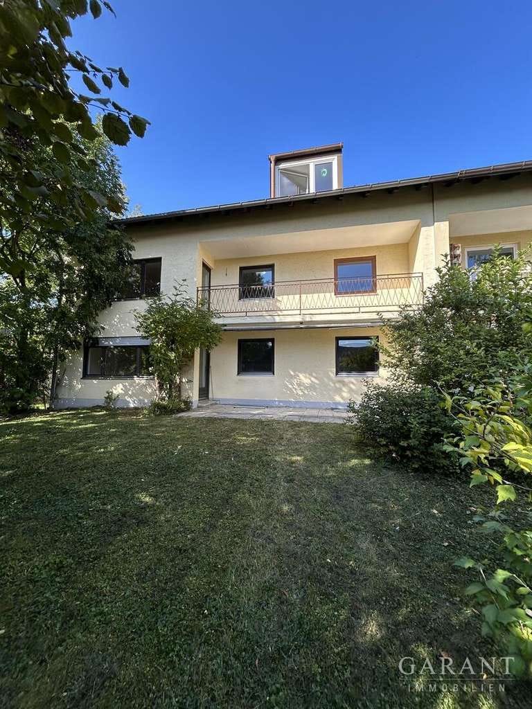 Immobilie in Gröbenzell - Großzügiges Dreifamilienhaus mit genehmigter Erweiterungsmöglichkeit in begehrter Nachbarschaft - Bild 0