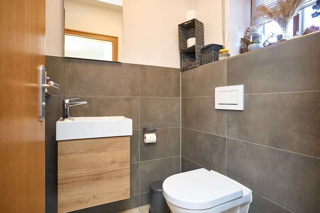 Immobilie in Walpertskirchen - Exklusives Wohnen in hochwertig saniertem Haus, einziehen sich wohlfühlen, viel Komfort
 - Bild 3