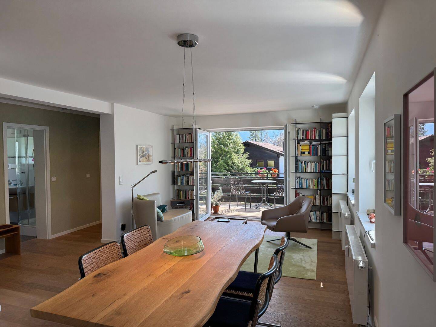 Immobilie in Seehausen am Staffelsee - So geht schönes Wohnen!! Auffallend elegante 3-Zimmer-Wohnung in attraktiver Lage, mit Blick auf die Alpen - Bild 1