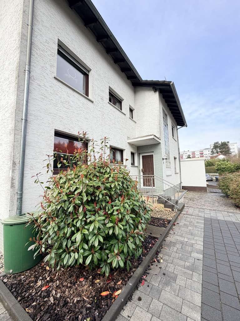 Immobilie in Niedernhausen - FÜR KAPITALANLEGER! Gepflegtes Mehrfamilienhaus! 3 Mietwohnungen, 1 Garage und 7 PKW- Stellplätze - Bild 1