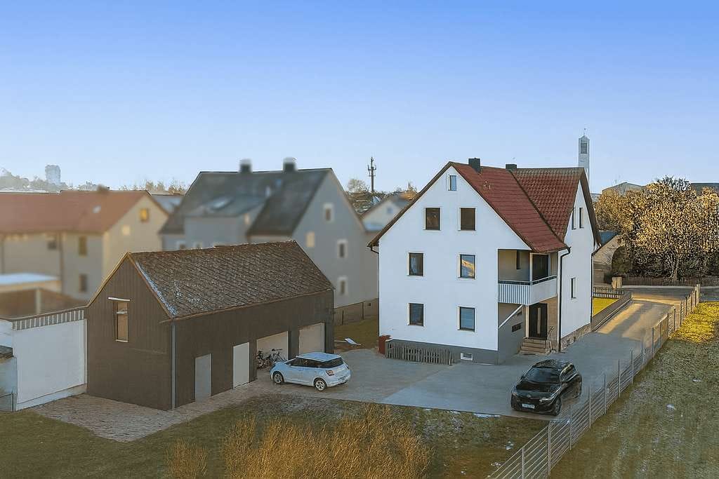 Immobilie in Grafenwöhr - 7,21 % Rendite! Hochwertig renoviertes Dreifamilienhaus mit Carport und großem Grundstück - Bild 0