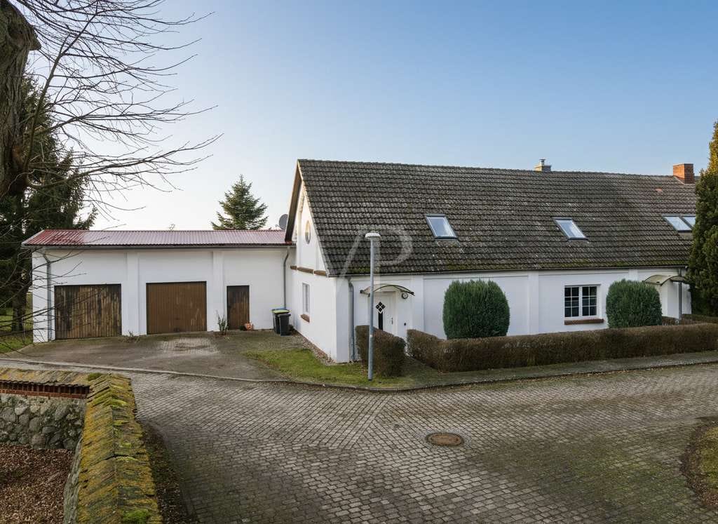 Immobilie in Schloen-Dratow - Geräumige Doppelhaushälfte auf großem Grundstück, unweit von Waren Müritz), mit Doppelgarage - Bild 0