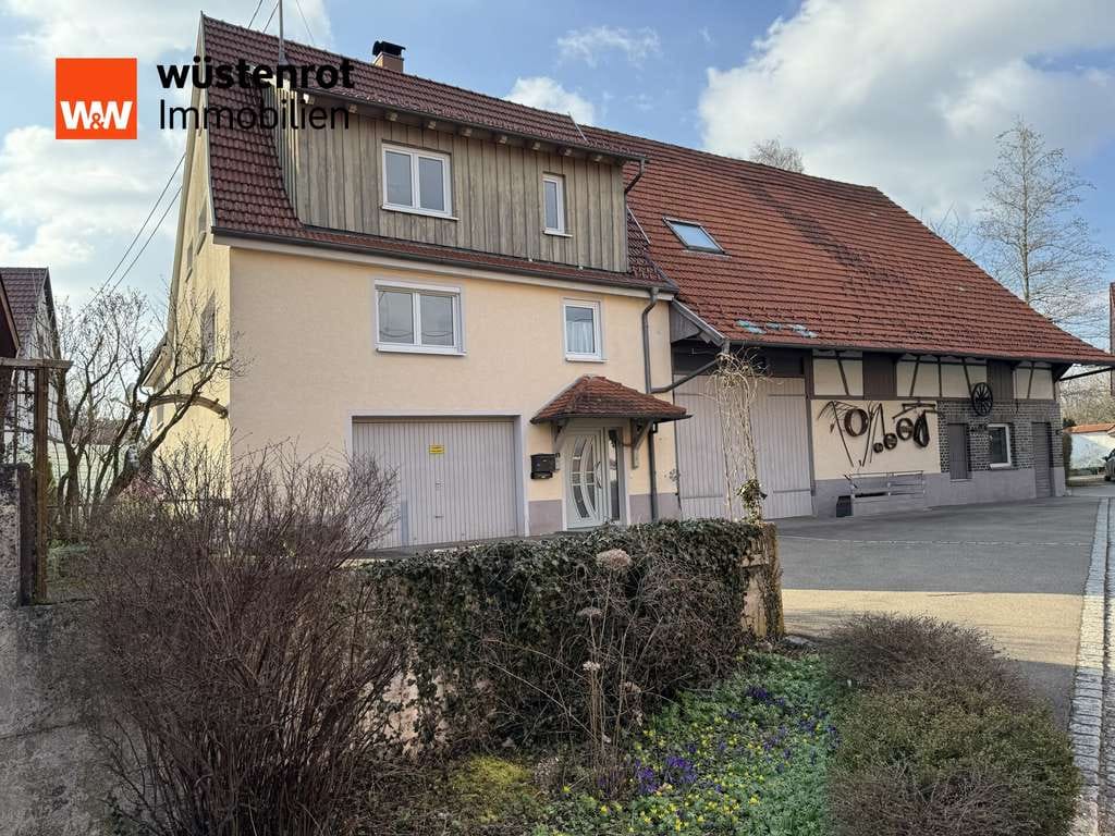 Immobilie in Gomadingen - CHARMANTES BAUERNHAUS MIT SCHEUNE, GROßEM BALKON & AUSBAUPOTENTIAL - Bild 0