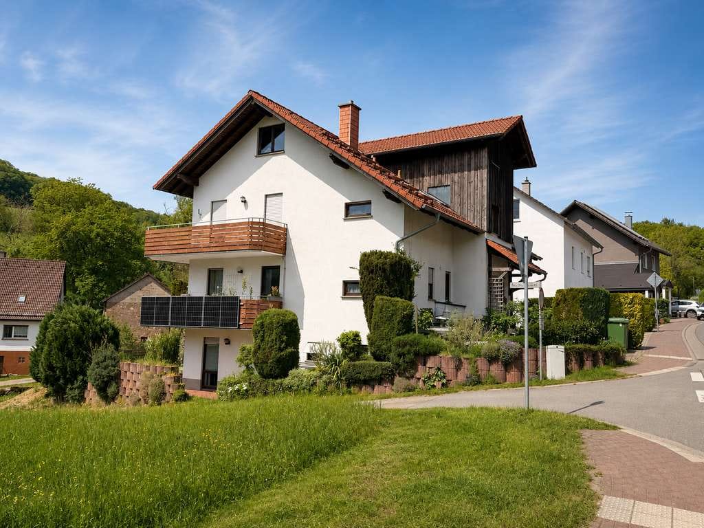 Immobilie in Abtsteinach - Helle Dachgeschosswohnung mit                                         Stellplatz und Blick ins Grüne - Bild 0