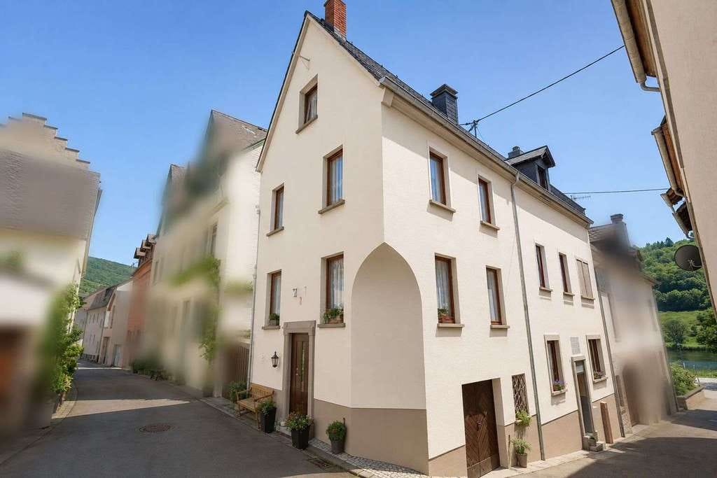 Immobilie in Zell (Mosel) - Renoviertes Wohnhaus aufteilbar in drei Apartments plus Café in ruhiger Lage von Zell-Merl - Bild 1