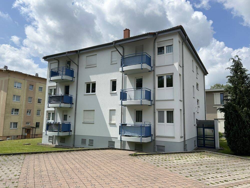 Immobilie in Schleusingen - Schön geschnittene Wohnung mit Balkon und Blick ins Grüne in Schleusingen, sofort einzugsbereit! - Bild 2