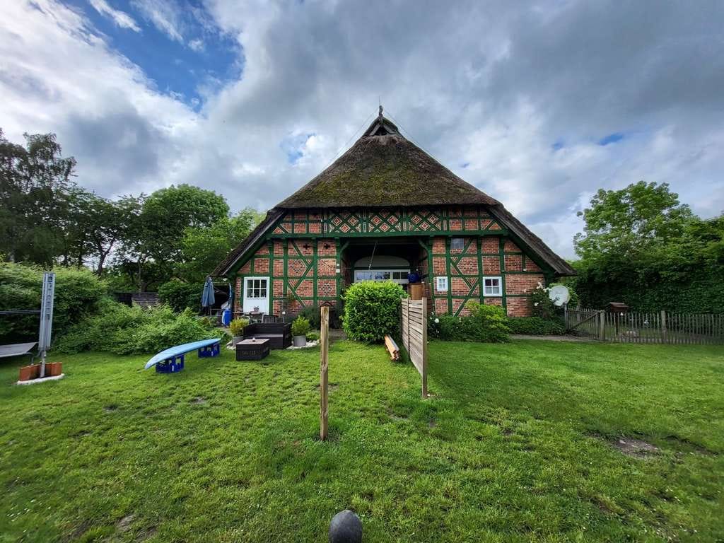 Immobilie in Lübeck - Historisches Fachwerkhaus mit Reetdach (4 WE+Carport) auf 4.681 m² Grundstück - Bild 4