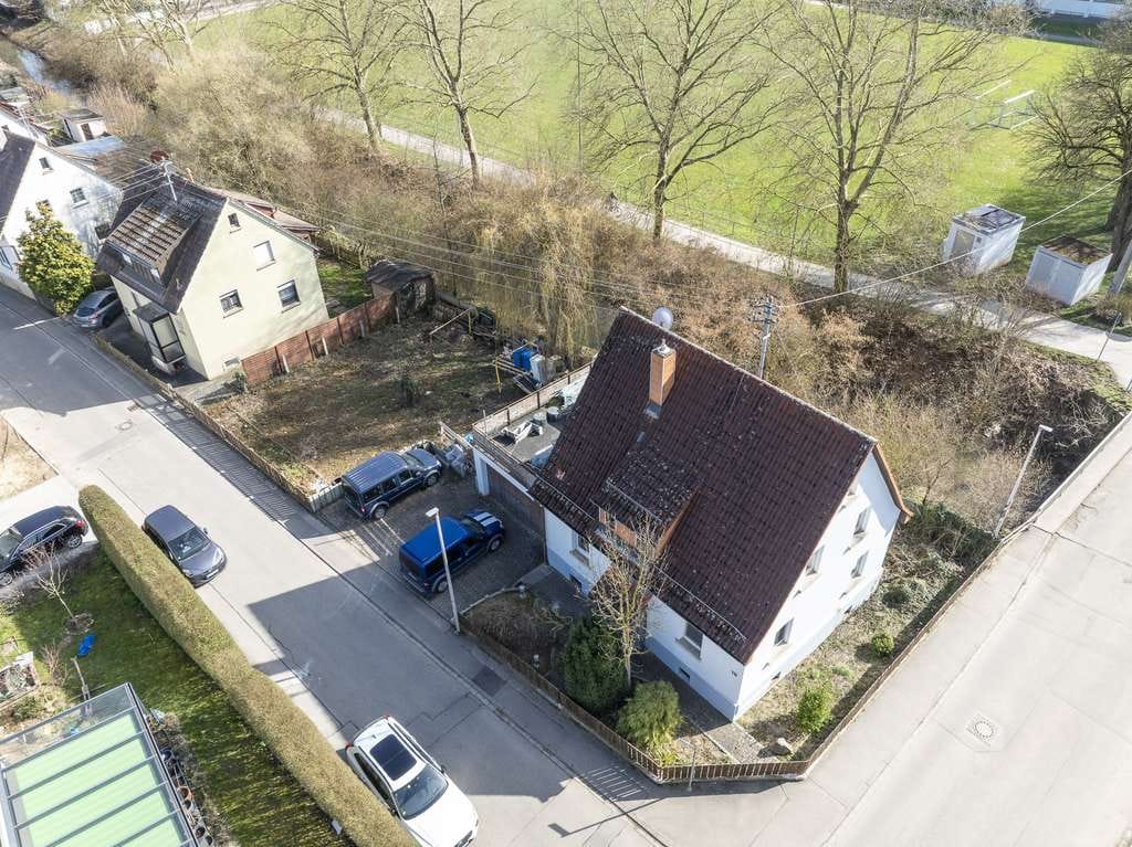 Immobilie in Ilsfeld - Starkes Entwicklungspotential | Einfamilienhaus mit genehmigter Neubauoption (4 WE) - Bild 2