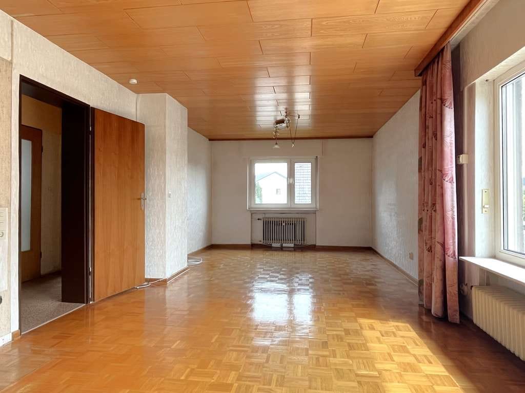 Immobilie in Egelsbach - Charmantes Zweifamilienhaus auf großzügigem Grundstück in Egelsbach - Bild 1