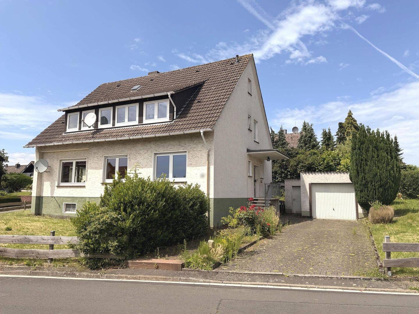 Immobilie in Immenhausen - Großes Ein- bis Zweifamilienhaus in schöner Wohnlage von Immenhausen - Bild 0