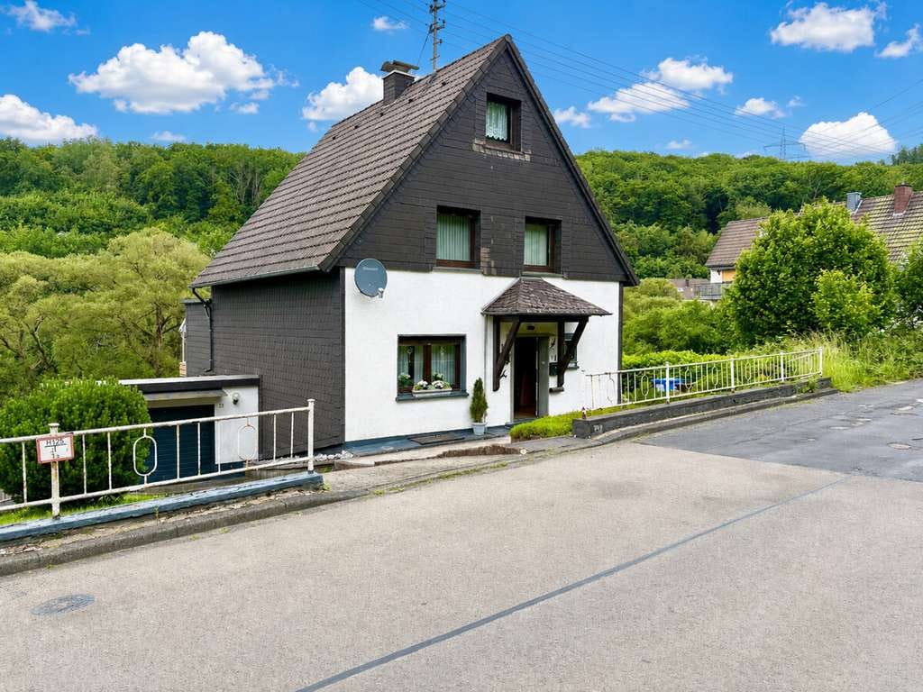 Immobilie in Kirchen (Sieg) - **Gepflegtes Einfamilienhaus mit Weitblick in schöner Lage von Kirchen / Herkersdorf** - Bild 1