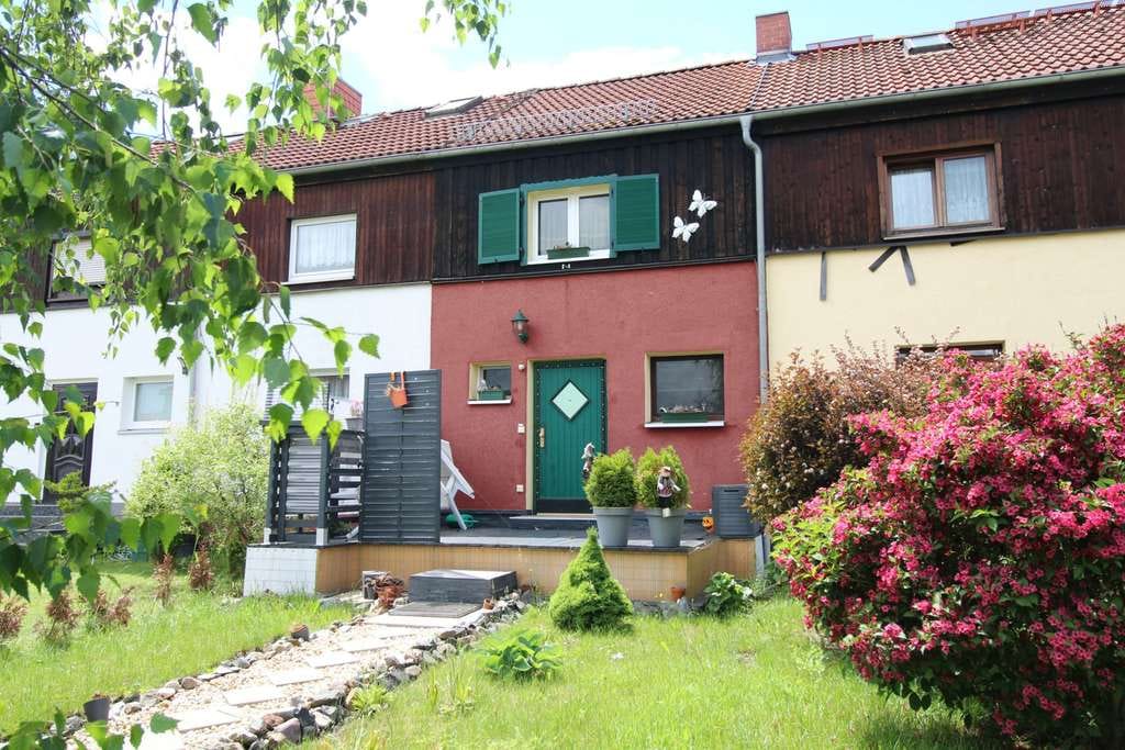 Immobilie in Langenweißbach - Tolles Reihenmittelhaus mit Terrasse und Carport in zentraler Lage - Bild 0