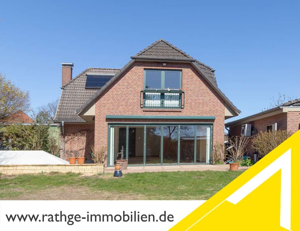 Immobilie in Krüzen - Krüzen: Helles und großzügiges Einfamilienhaus mit Doppelgarage in Feldrandlage! - Bild 0
