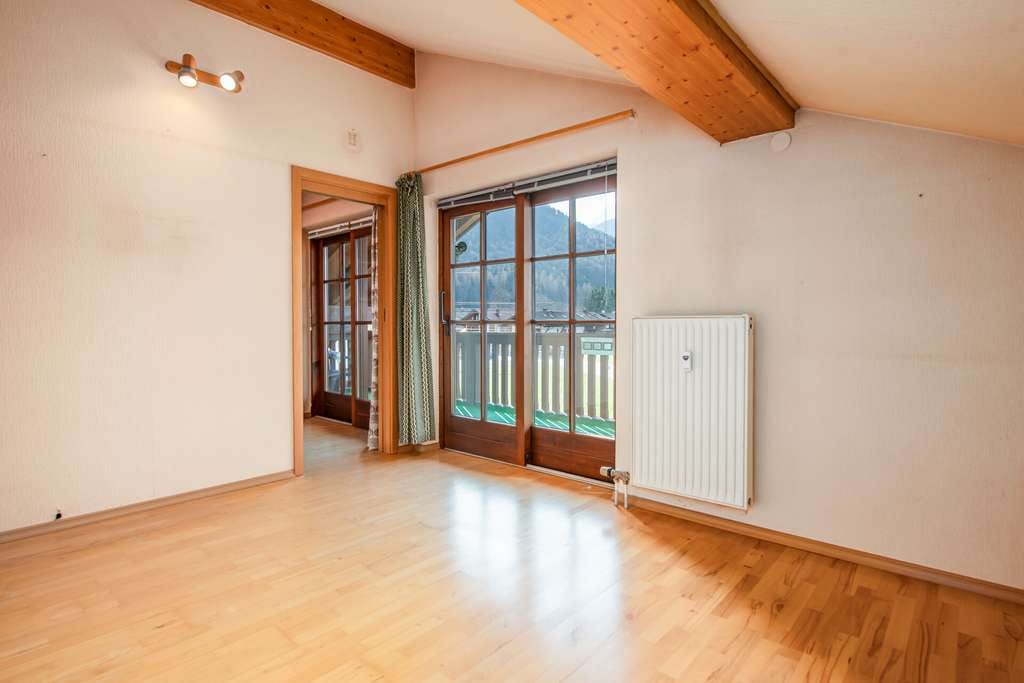 Immobilie in Mittenwald - 2-Zimmer-DG-Wohnung in Mittenwald mit Balkon & TG-Stellplatz, renovierungsbedürftig - Bild 1